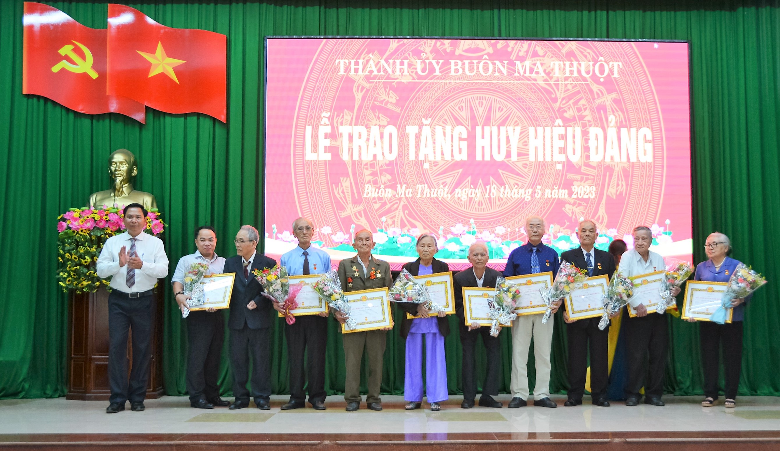 Thành ủy Buôn Ma Thuột tổ chức trao tặng 64 Huy hiệu Đảng dịp 19 tháng 5